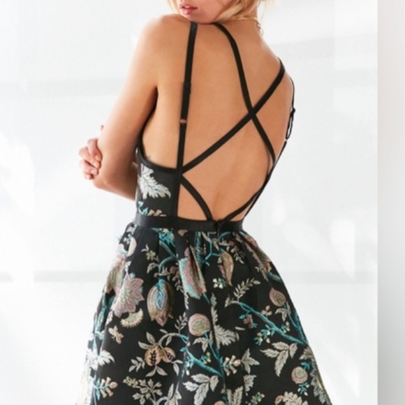 NWT Kimchi Blue || woman’s Hidden Dragon Jacquard Mini Dress Size: 4 - Picture 3 of 7